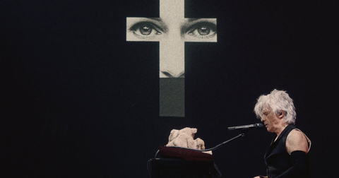 El nuevo videoclip de Indochine «Sanna sur la croix» cuestiona la mirada pública