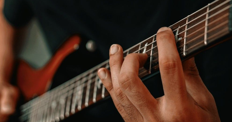 Cómo tocar fingerpicking: 5 canciones para empezar