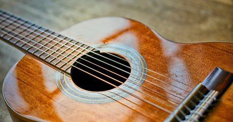 Cómo cambiar las cuerdas de una guitarra acústica: guía completa