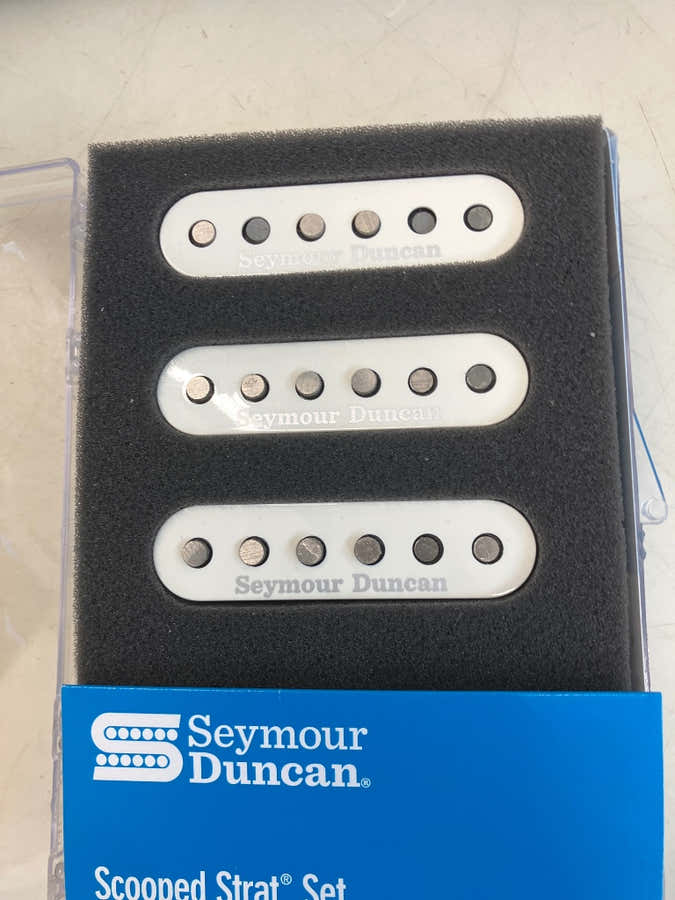 SCOOPED STRATOCASTER KIT CAPOTS PARCHEMIN - B Stock