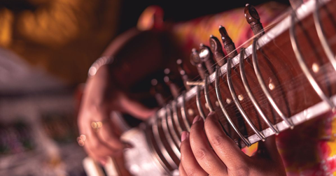El sitar: historia y secretos del instrumento que hechizó al rock