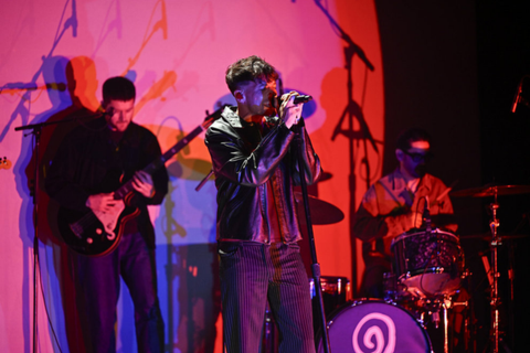 Louis Tomlinson presenta su nuevo single «Imposter» con Jimmy Fallon