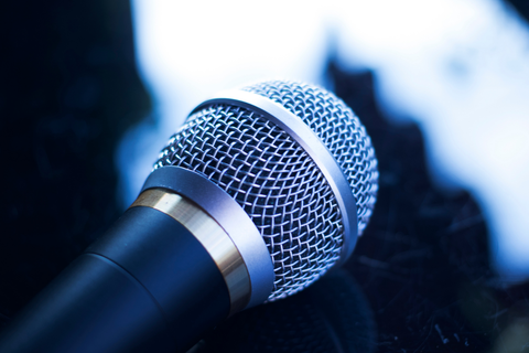 Cómo conectar un micrófono para cantar: guía completa