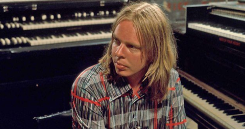 Rick Wakeman y sus teclados monumentales: el prog rock en su desmesura