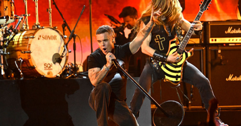 Brit Awards 2026: Robbie Williams rinde un emotivo homenaje a Ozzy Osbourne con «No More Tears»