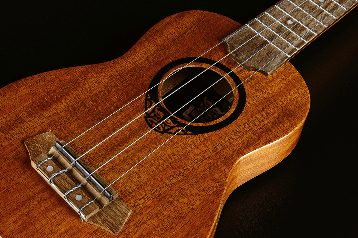 Tiki Baby TKU110S Ukelele soprano delgado con fondo arqueado